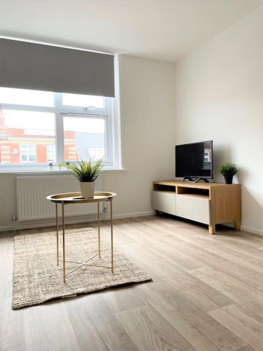 Central, Bright & Spacious Apartment - Parking Included Bournemouth Exteriér fotografie